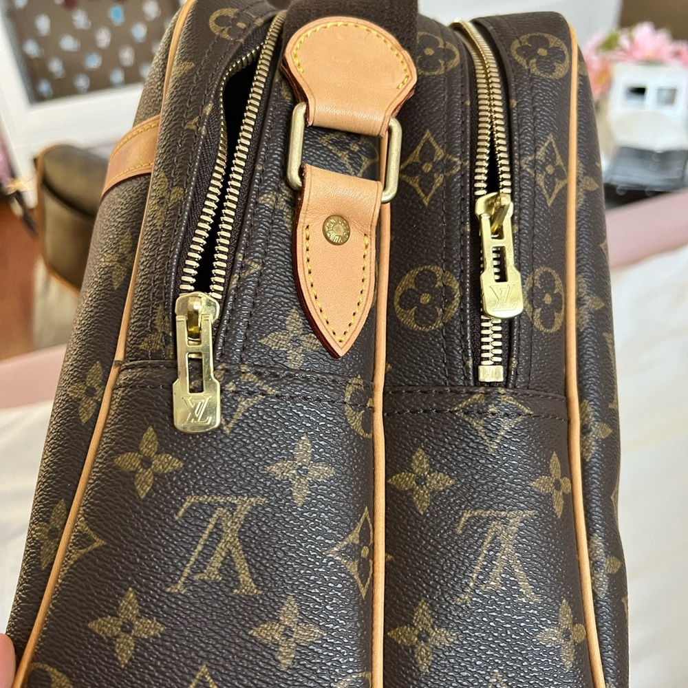 Louis Vuitton Reporter Gm in very good, 100 percent authentic, very clean